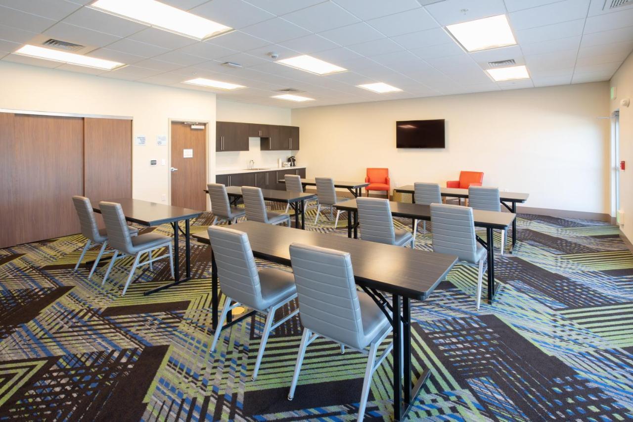Holiday Inn Express & Suites - Goodland I-70 By Ihg Exterior photo